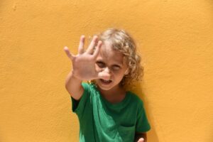 ein 5 jahre altes kind zeigt die finger einer hand