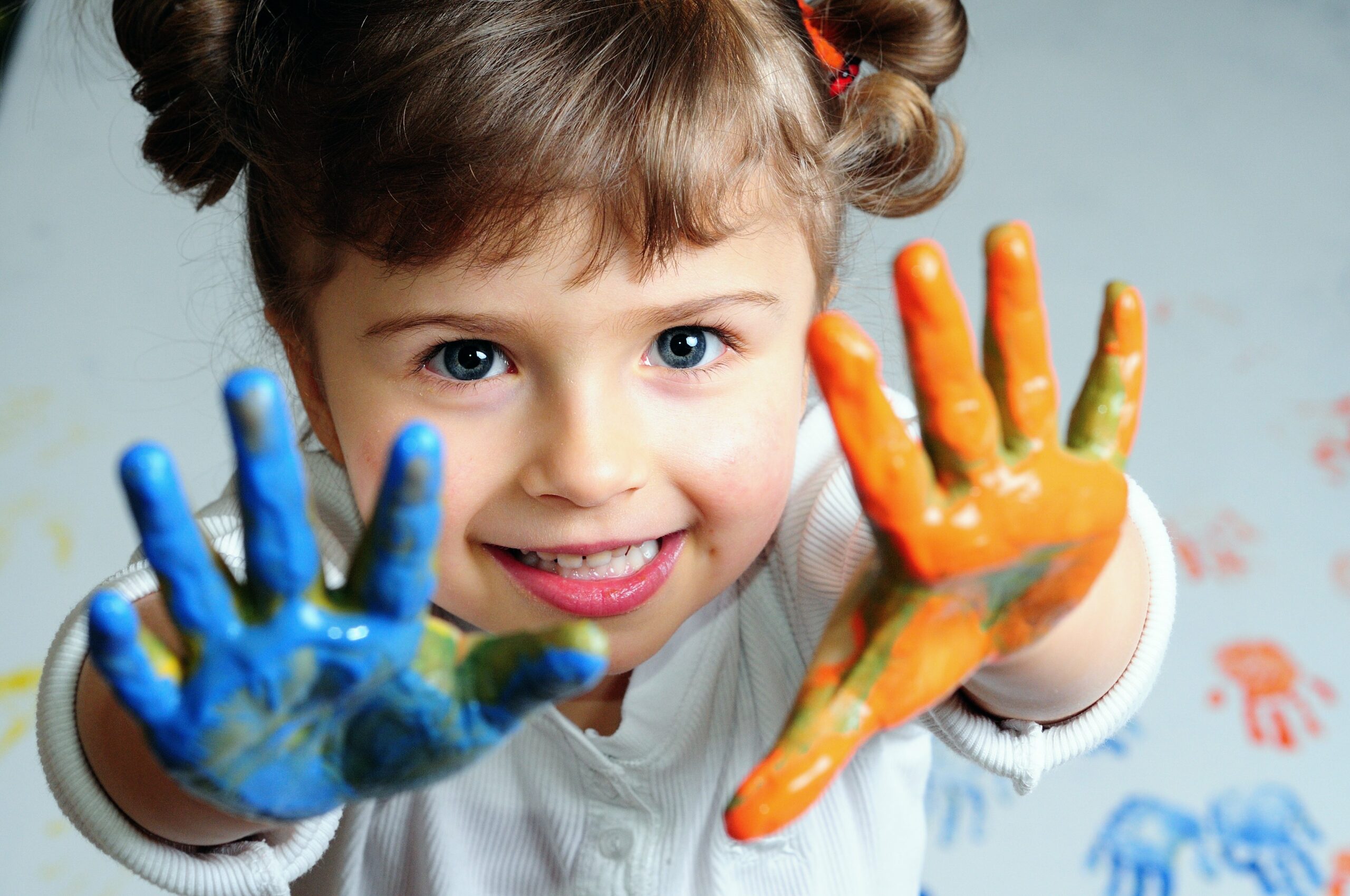 Kind spielt mit Farben 