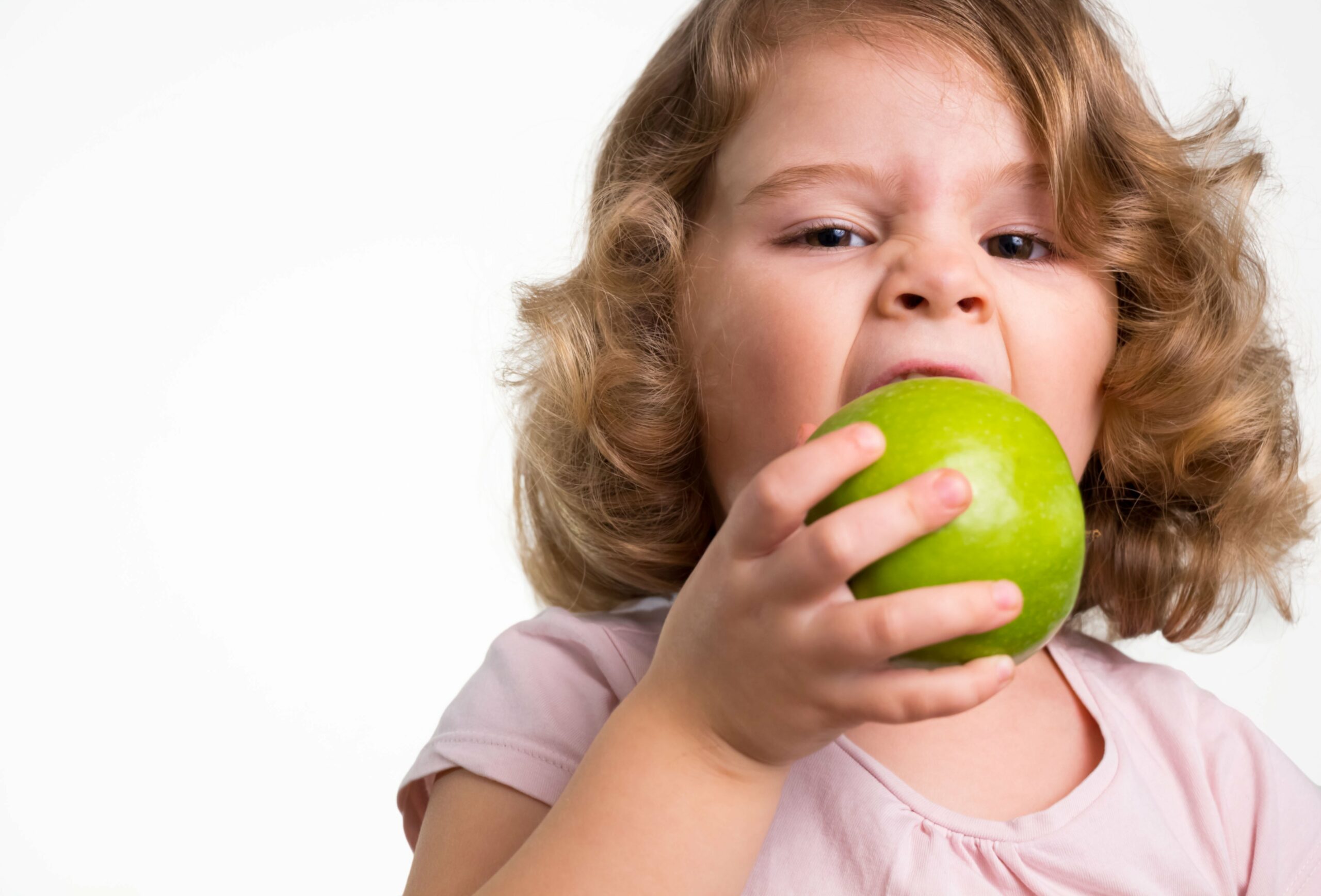 Kind beißt in Apfel