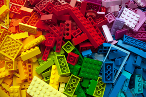 bunte Legosteine verschiedener Größe