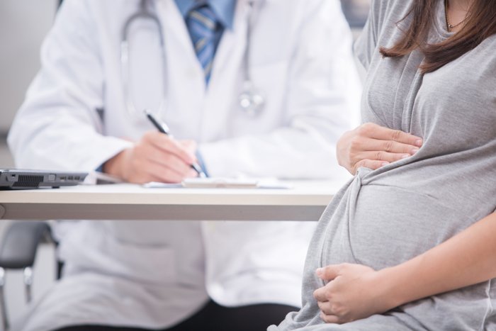 schwangere Frau beim Arzt