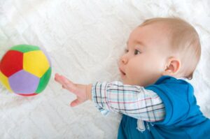 Baby spielt mit einem Ball