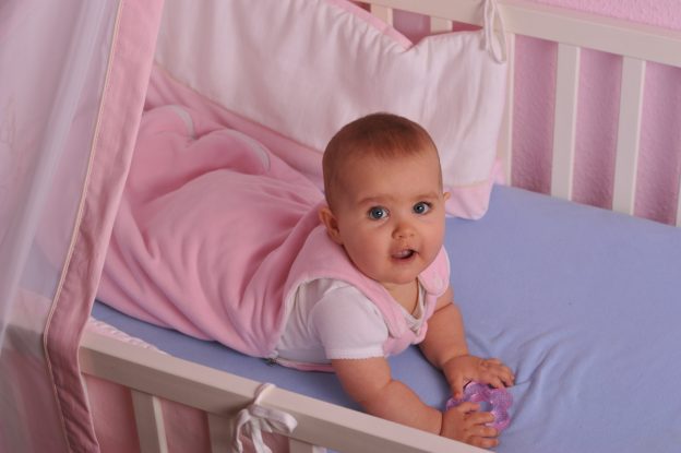 Babys können in Decken oder Schlafsäcken schlafen