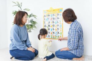 Familie mit Kind bei Spracherziehung
