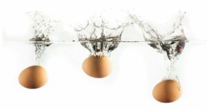 ins Wasser geworfene Eier sinken zu Boden