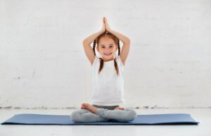 kind macht yoga-uebung
