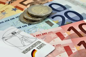 euro-banknoten und eine versichertenkarte