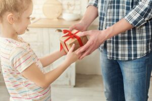 Vater gibt seiner Tochter ein Geschenk