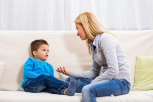 Gespräch zwischen Sohn und Mutter auf dem Sofa