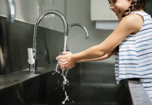 Mädchen wäscht sich die Hände