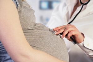frauenaeztin untersucht schwangere Frau