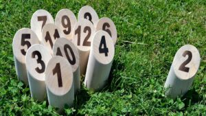 Halzspiel mit Zahlen auf dem Gras