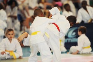 kinder beim judotraining