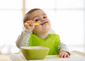 ein kind isst mit 15 monaten selbststaendig