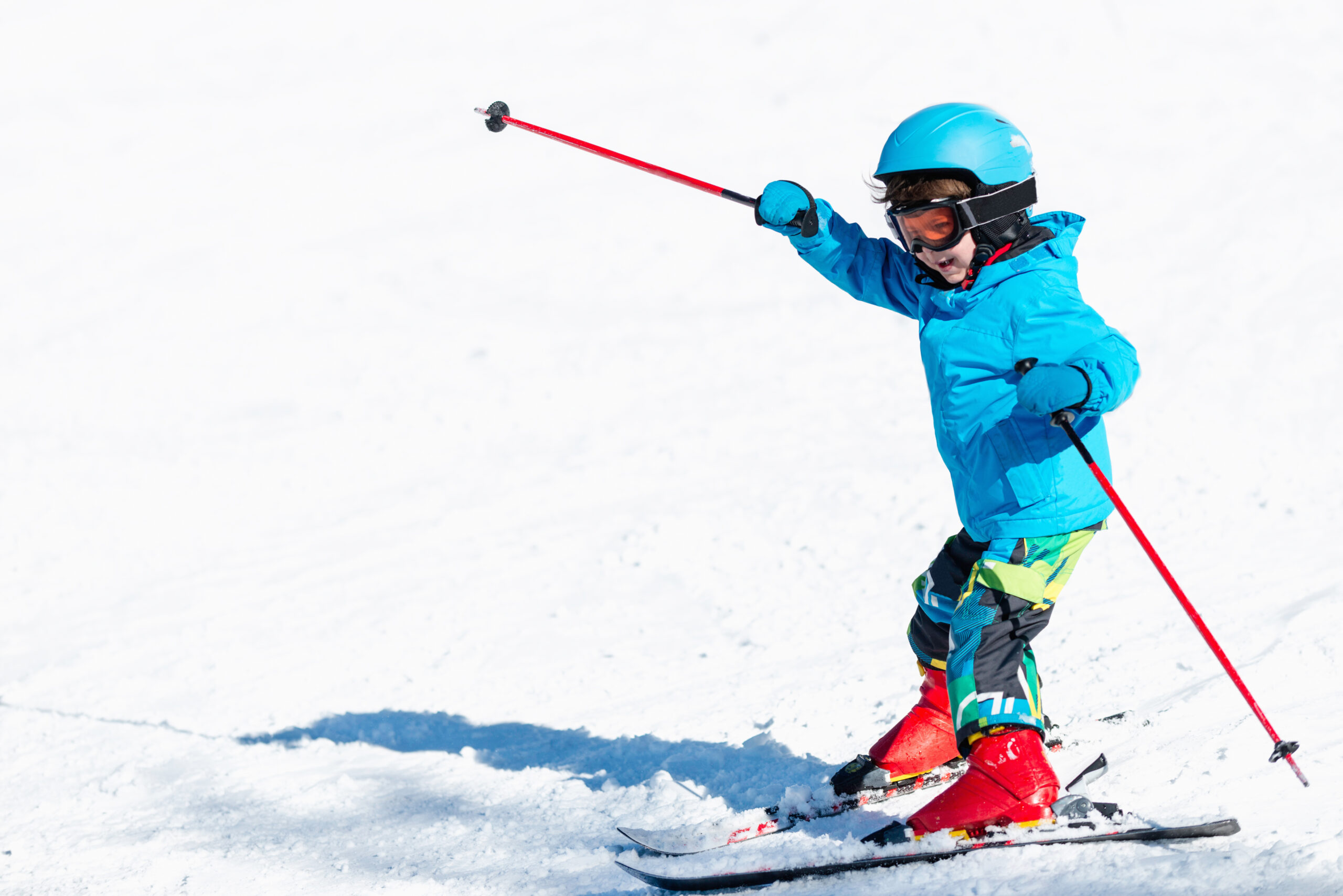 kind auf skiiern 