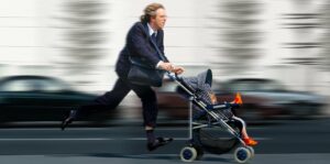 Vater rennt mit einem Kinderwagen