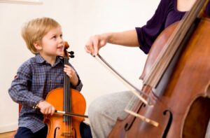 Kind und Frau spielen Cello
