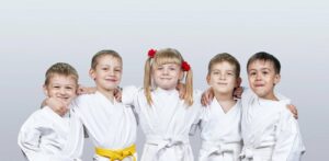fuenf kinder beim karate
