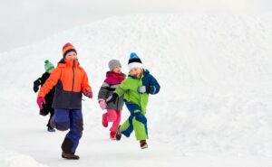 kinder spielen gemeinsam im schnee