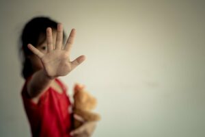 Kind streckt die Hand nach vorne, um Gewalt zu verhindern