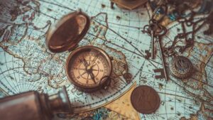 ein kompass liegt auf einer alten karte