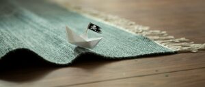 mini-piratenschiff aus papier auf einem teppich