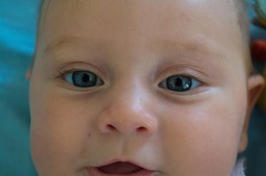 Augenpartie eines mueden Babys