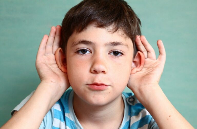 Kind mit abstehenden Ohren