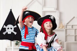 Junge und Mädchen in Piratenkostümen