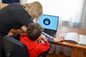 Mutter vermittelt Internetregeln für Kinder