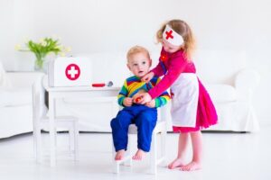 Kinder spielen Doktor
