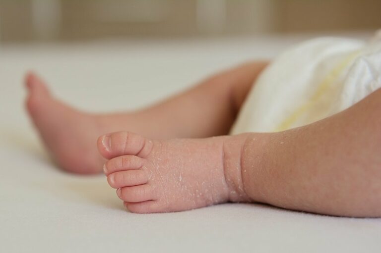 Beine und Füße eines babys