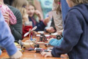 Kinder werken mit Batterien und Elektronik